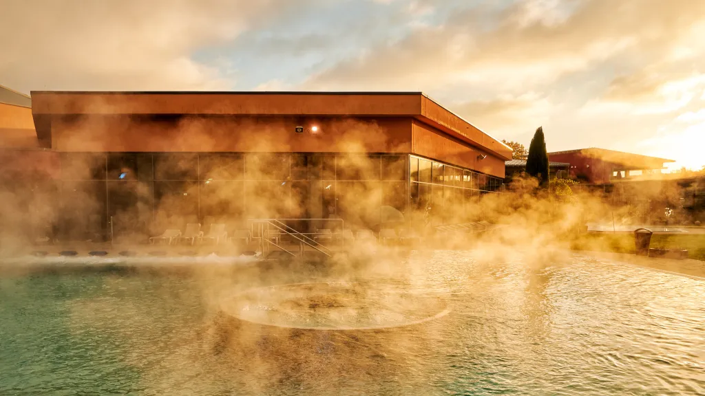 Dampf steigt auf von den beheizten Außenbecken der Südpfalz Therme.