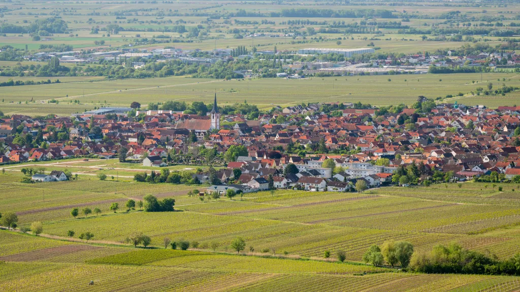 Die Ortschaft Maikammer vom Hambacher Schloss aus fotografiert.
