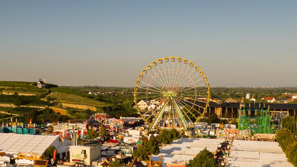 Luftaufnahme des Bad Dürkheimer Wurstmarkts.