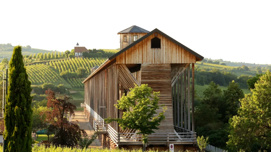 Gradierwerk in Bad Dürkheim vor den Weinbergen Bad Dürkheims.