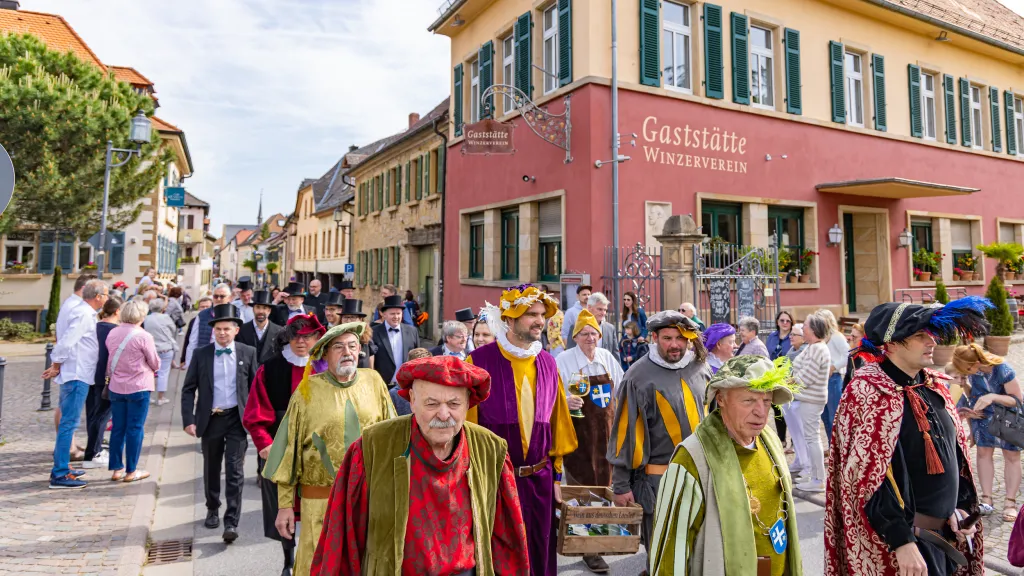 Kostümierte Menschen in Deidesheim bei der historischen Geißbockversteigerung.