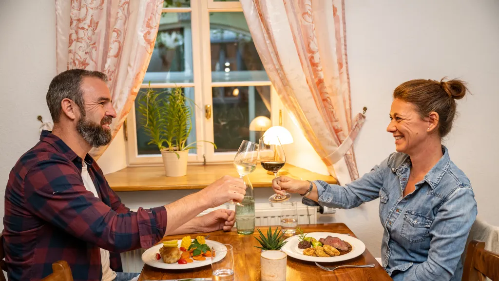 Zwei Personen genießen ein typisch pfälzisches Dinner in einem Restaurant in Bad Dürkheim.