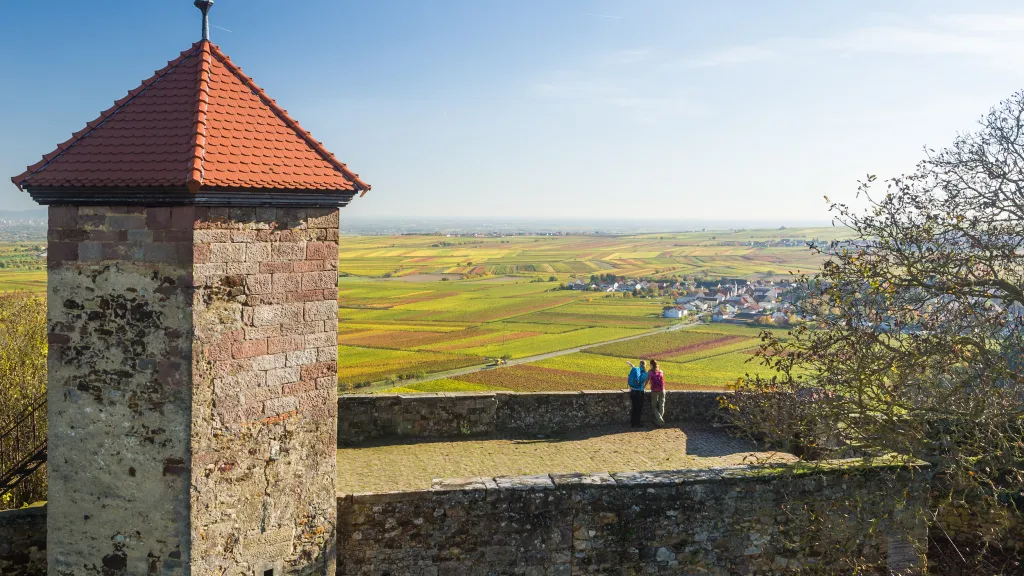 Zwei Personen wandern an einem Frühlingstag auf dem Leininger Burgenweg.
