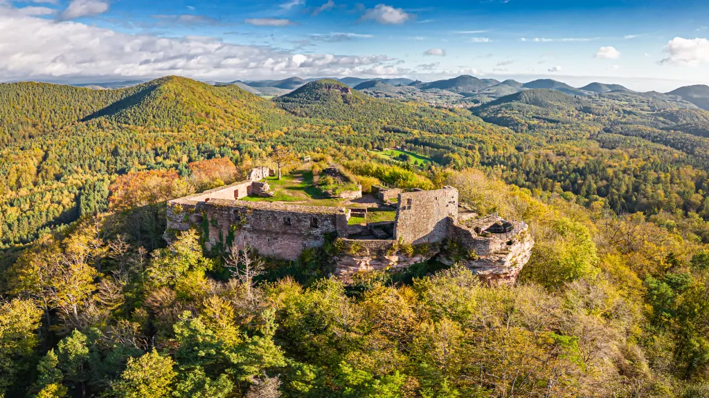 Die Burgruine Lindenbrunn an einem Herbsttag aus der Vogelperspektive.
