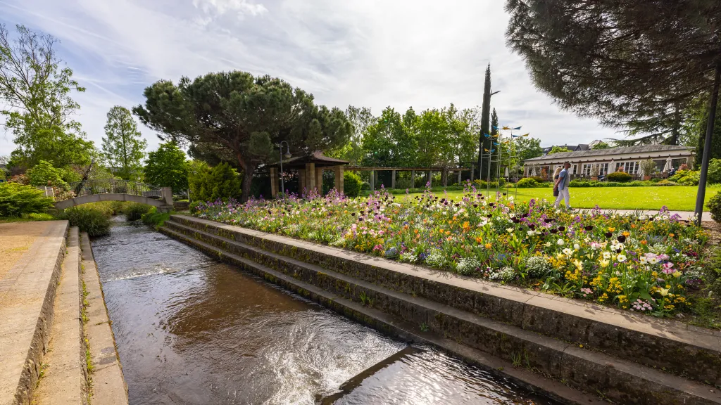 Die Isenach fließt durch den Kurpark in Bad Dürkheim.