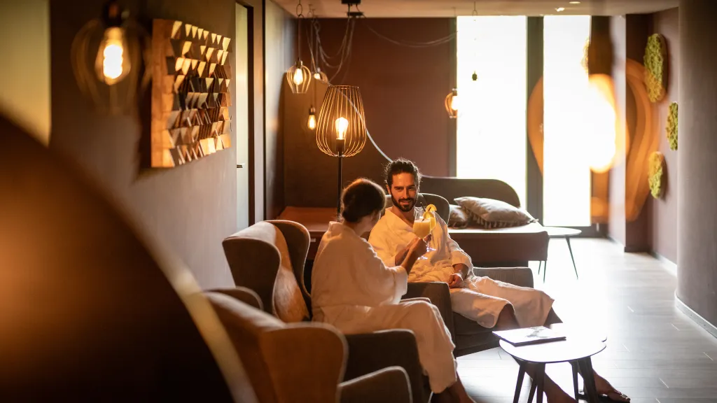 Zwei Personen entspannen während ihres Wellnessurlaubs in einem Wellnesshotel in der Pfalz.