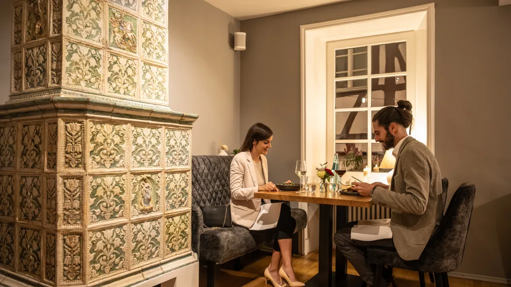 Zwei Personen genießen ein Abendessen im Gasthaus Zur Kanne in Deidesheim