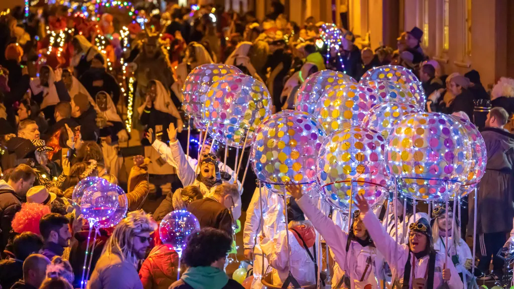 Menschen mit kreativen Kostümen beim Nachtumzug in Merzalben