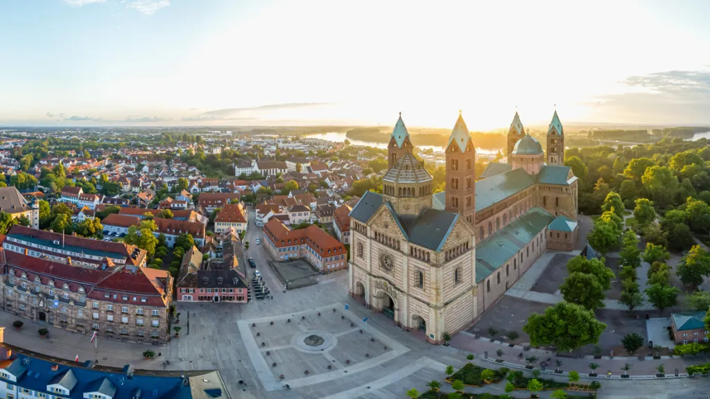 Panoramablick auf den Domplatz Speyers