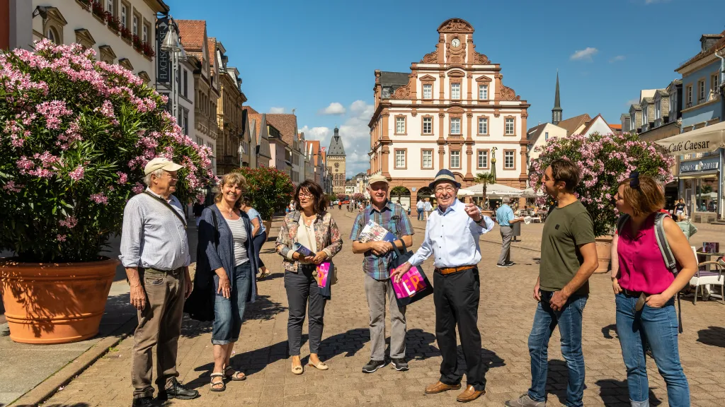 Menschen bei einer Stadtführung in Speyer