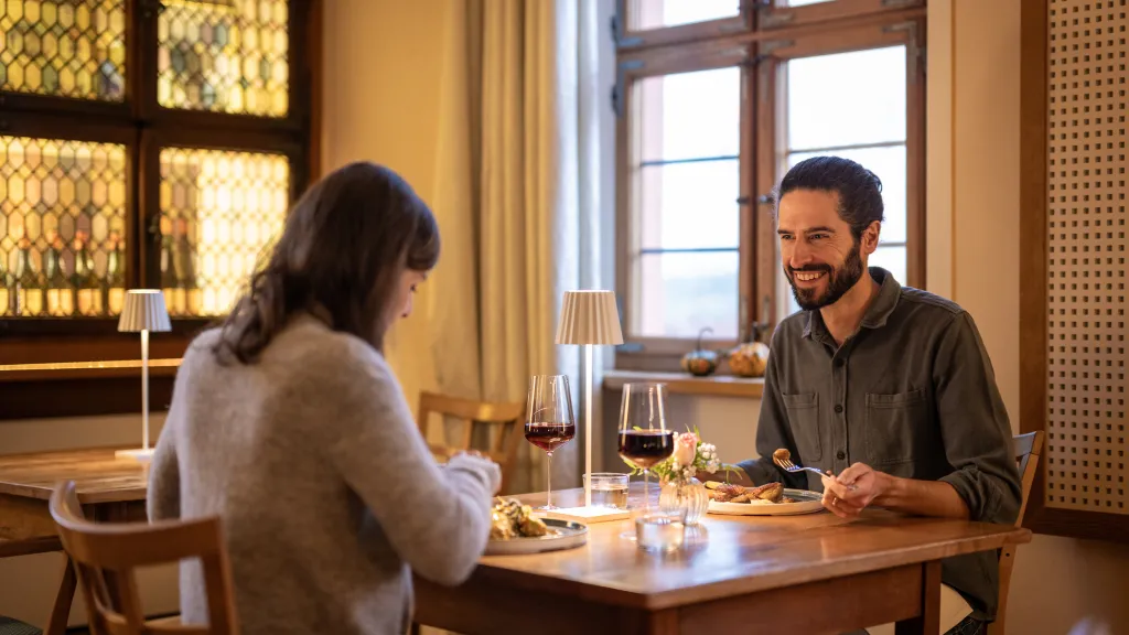 Zwei Personen sitzen an einem Tisch im Restaurant und genießen ein pfälzisches Gericht.