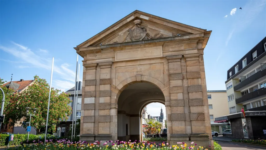 Ein historisches Tor vor der Innenstadt Frankenthals