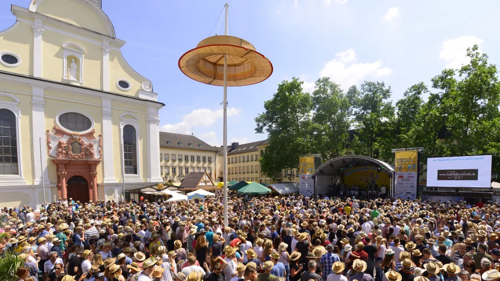 Besuchende beim Strohhutfest in Frankenthal.