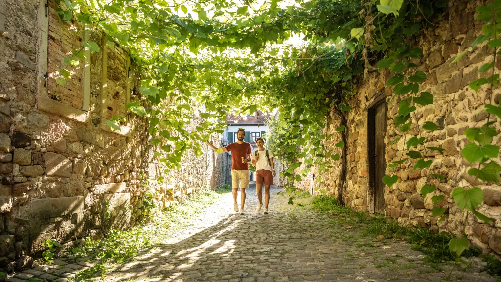 Zwei Personen beim Spaziergang durch die Altstadt von Freinsheim