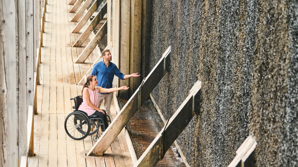 Zwei Personen auf dem Barrierefreien Weg des Gradierbaus in Bad Dürkheim.