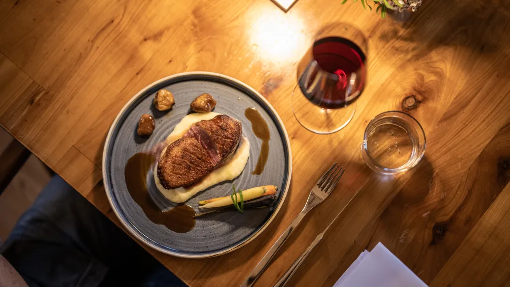 Gericht mit Kastanien und Ente 
