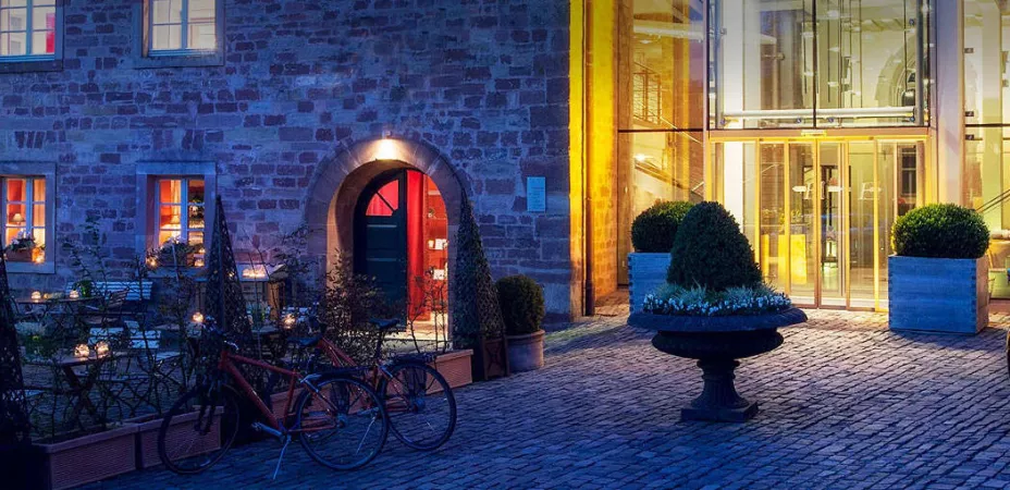Unterkunft buchen (© Kloster Hornbach) Kloster Hornbach bei Nacht beleuchtet