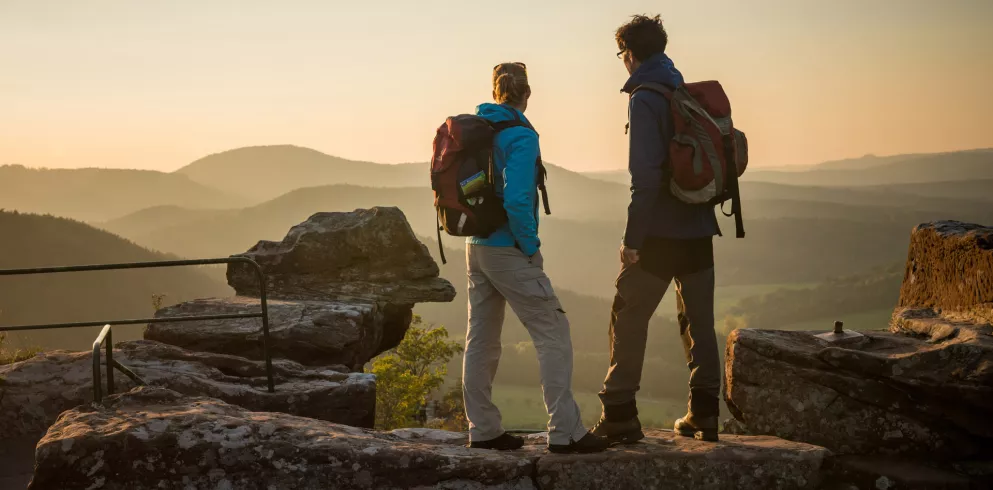 Wanderer betrachten den Sonnenuntergang