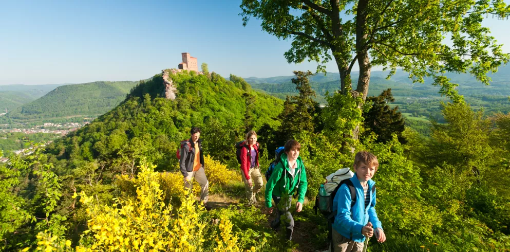 Wandernde Familie vor Burg Trifels