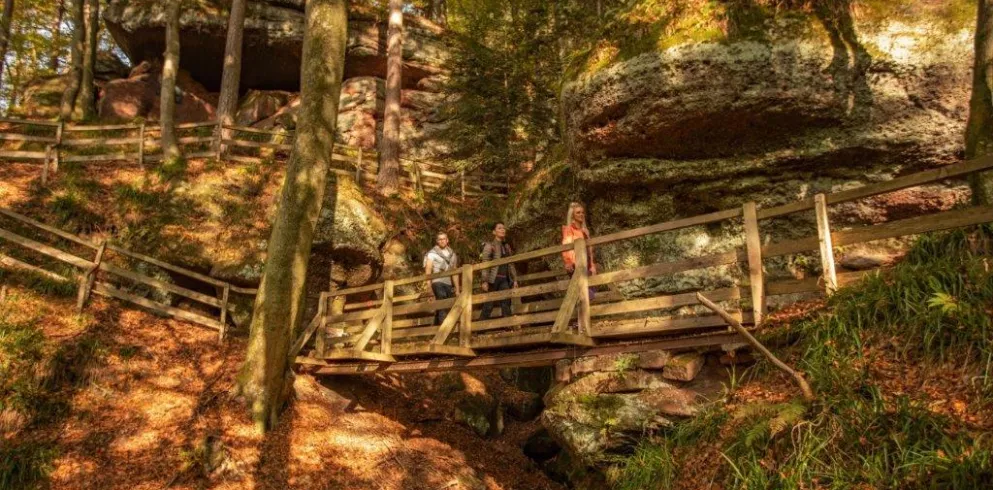Holzbrücken entlang von Felsformationen, Teufelspfad