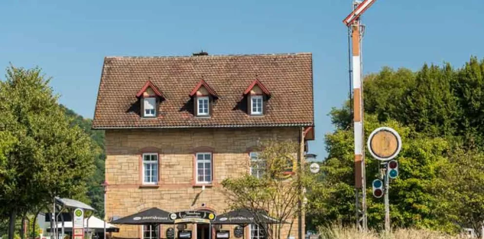 Historisches Bahnhofsgebäude Lauterecken bei strahlend blauem Himmel