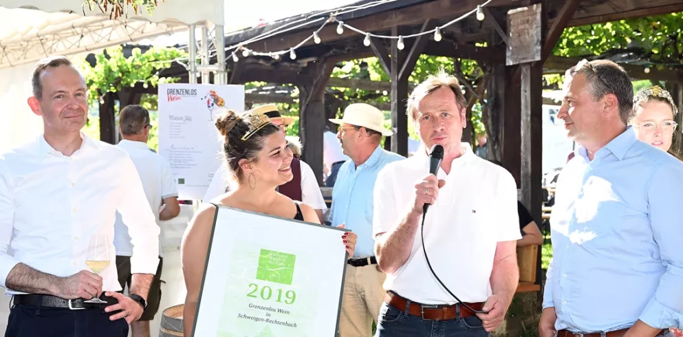 Urkundenübergabe Grenzenlos Wein v.l.n.r. Dr. Volker Wissing, Pfälzische Weinkönigin Sophia Hanke, Gerd Bernhart, Pfalzwein-Geschäftsführer Joseph Greilinger