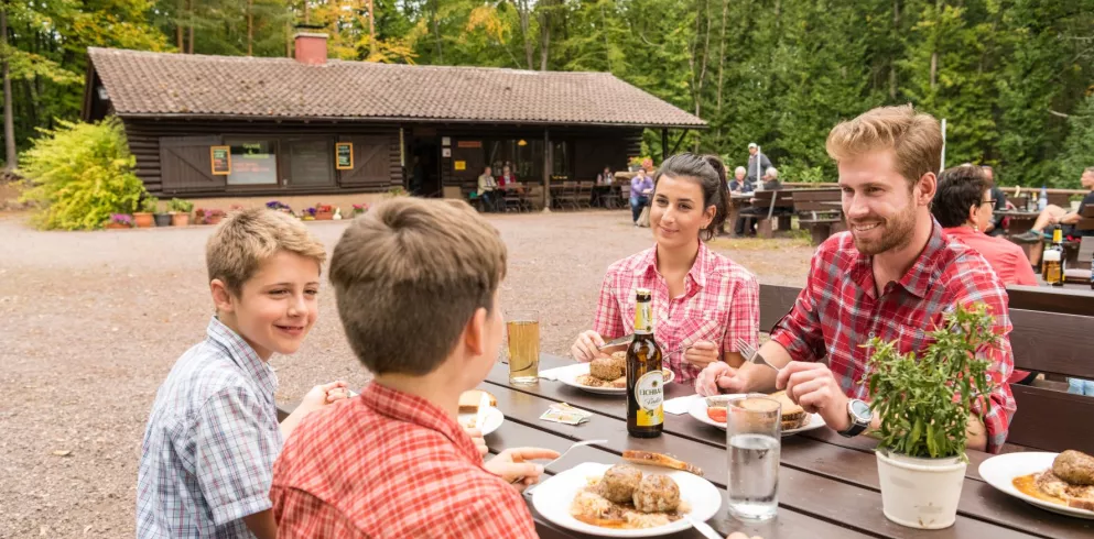 Familie bei der Rast an einer Hütte auf dem Rimbach-Steig