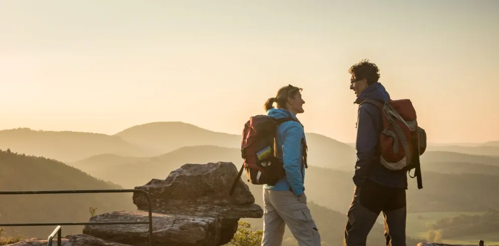 Wanderpärchen auf Drachenfels mit Ausblick über Pfälzerwald