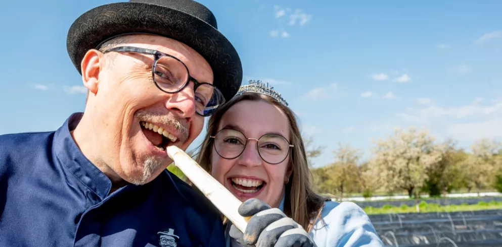 Spitzenkoch Martin Scharff und Weinprinzessin Lea probieren Pfälzer Spargel 