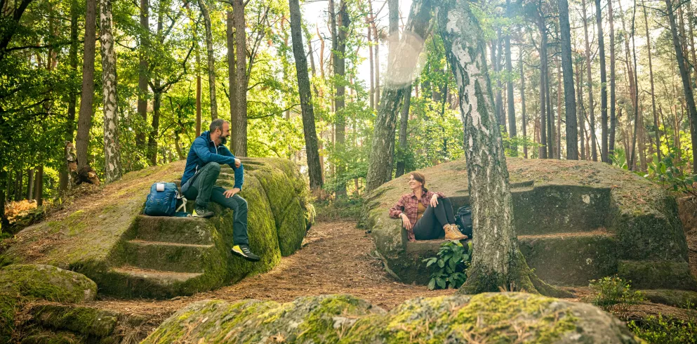 Wanderer bei der Rast am Kanapée im Pfälzerwald bei Bad Dürkheim