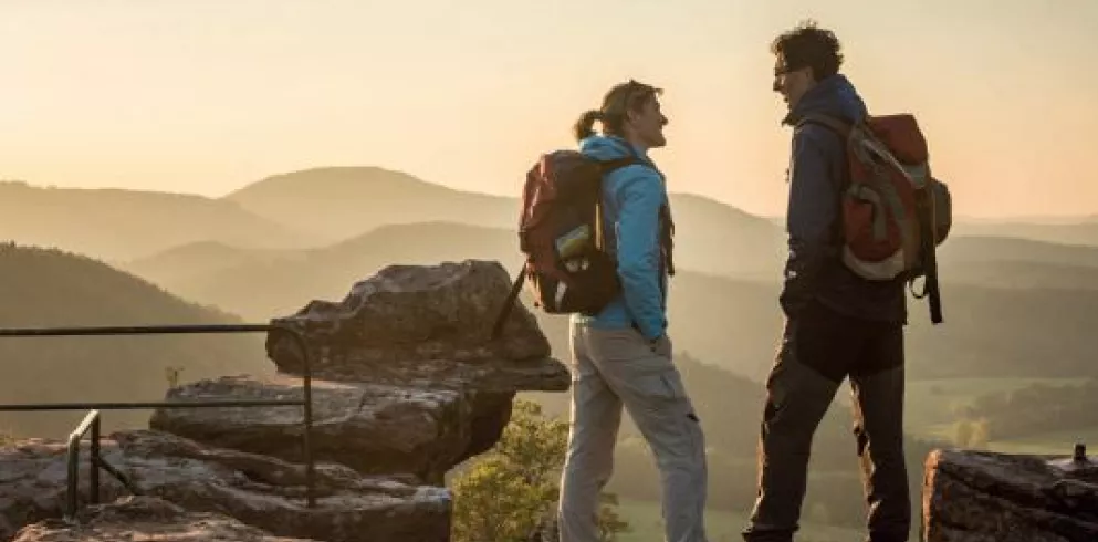 Ausblick vom Drachenfels zweier Wanderer im Pfälzerwald