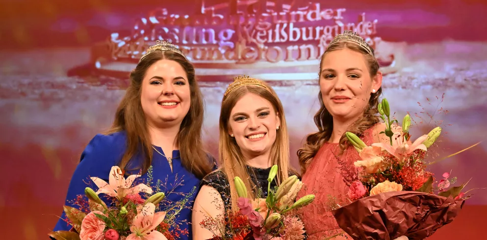 Pfälzische Weinhoheiten 2023-2024 v.l.n.r. Weinprinzessin Laura Götze, Weinkönigin Charlotte Weihl und Weinprinzessin Hanna Spies