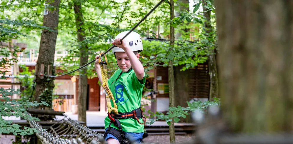Ein Kind klettert entlang eines Parcours im Kletterpark in Kandel.