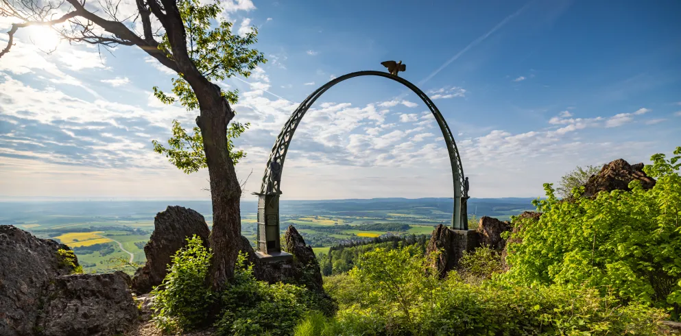 Adlerbogen am Donnersberg im Frühling
