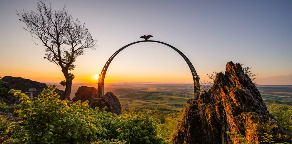 Der Adlerbogen am Donnersberg bei Sonnenaufgang.