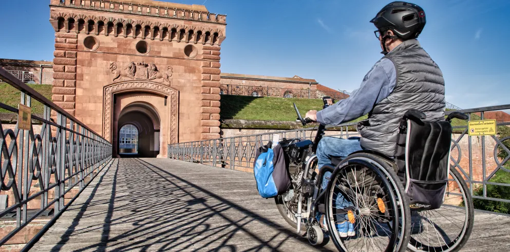 Weißenburger Tor in Germersheim und eine Person die mit dem Rad 