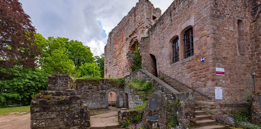 Ansicht einer Seite der Burg Nanstein im Sommer.