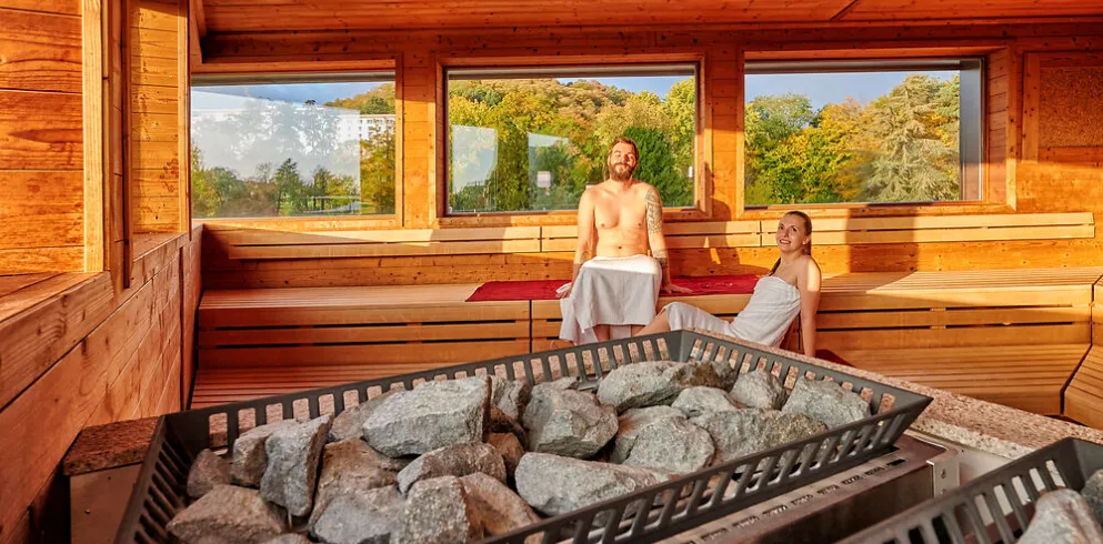 Zwei Personen entspannen in der Saunalandschaft der Südpfalz Therme.