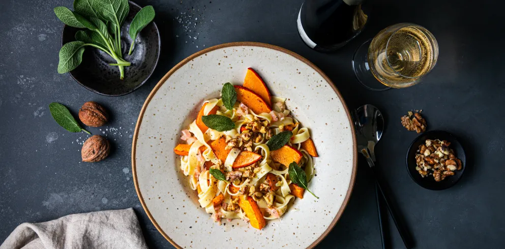 Kürbis Pasta mit Salbei, Walnüssen & Riesling-Butter 