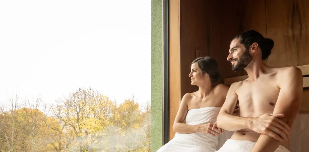 Zwei Personen sitzen in der Sauna des Parkhotels Schillerhain.
