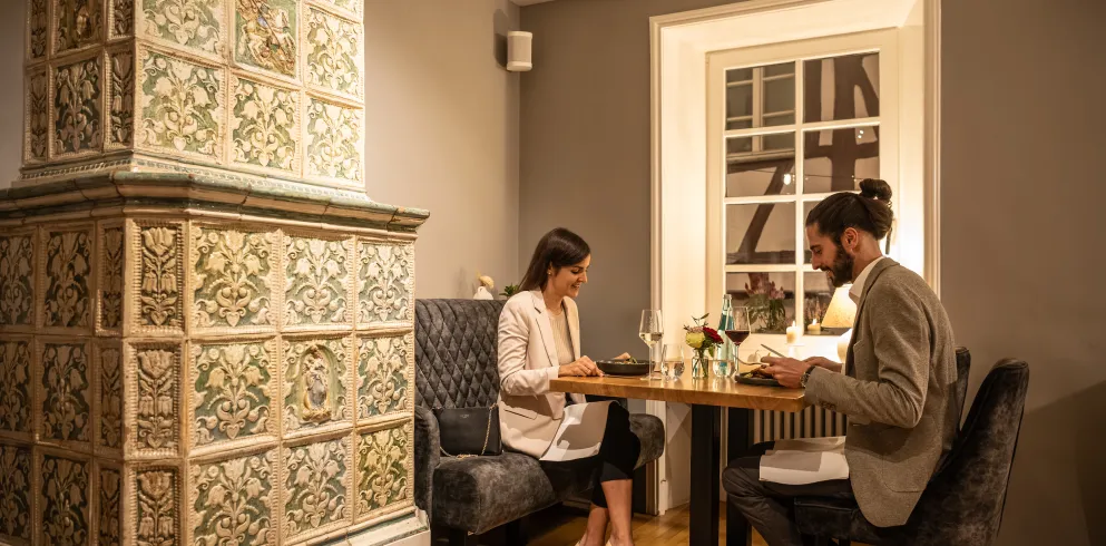 Zwei Personen genießen ein Abendessen im Gasthaus Zur Kanne in Deidesheim