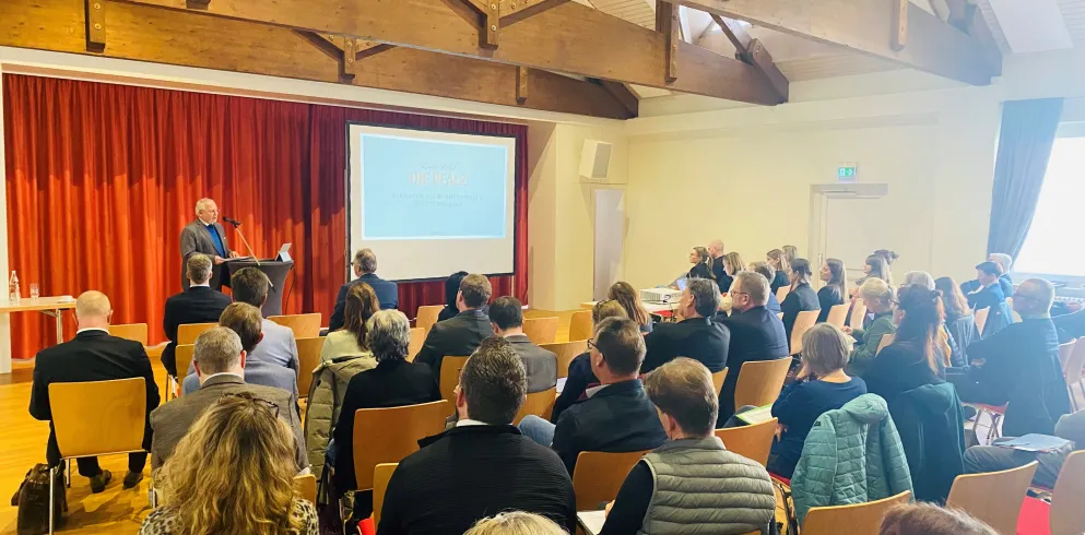 Hans-Ulrich Ihlenfeld, Vorsitzender der Pfalz Touristik und Landrat des Landkreises Bad Dürkheim, spricht vor den Teilnehmenden der Mitgliederversammlung der Pfalz Touristik. 