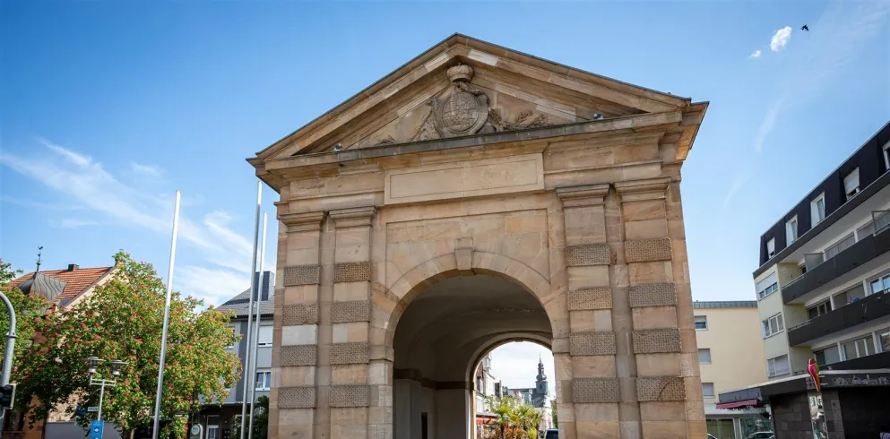 Ein historisches Tor vor der Innenstadt Frankenthals