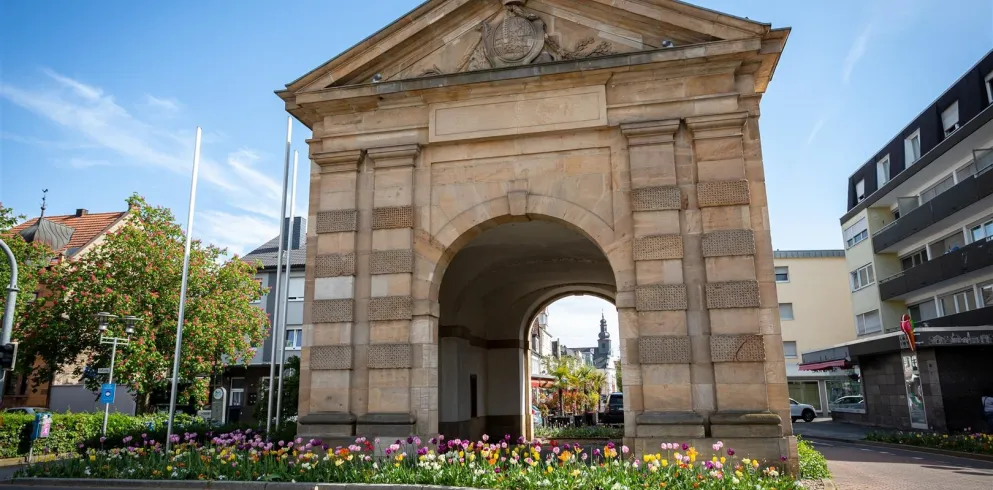 Ein historisches Tor vor der Innenstadt Frankenthals
