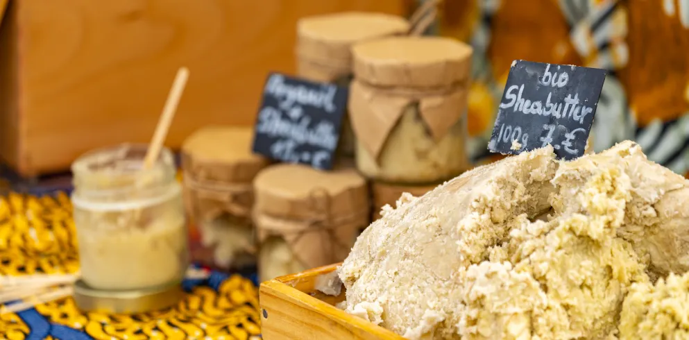  Besuchende laufen entlang der Verkaufsstände des Deutsch-französischen Bauernmarkts in Hinterweidenthal.