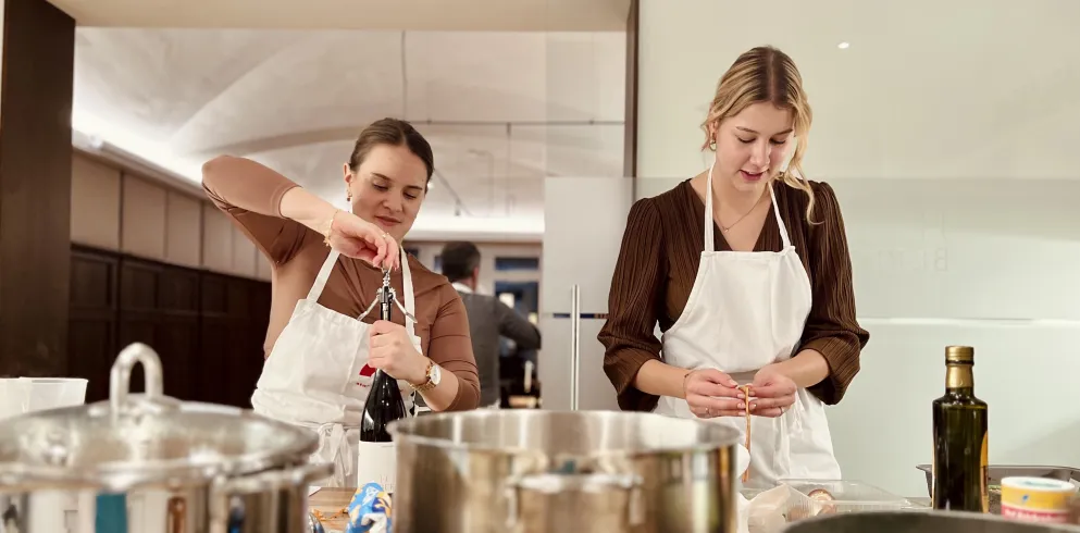 Zwei Personen stehen in einer Küche und kochen.