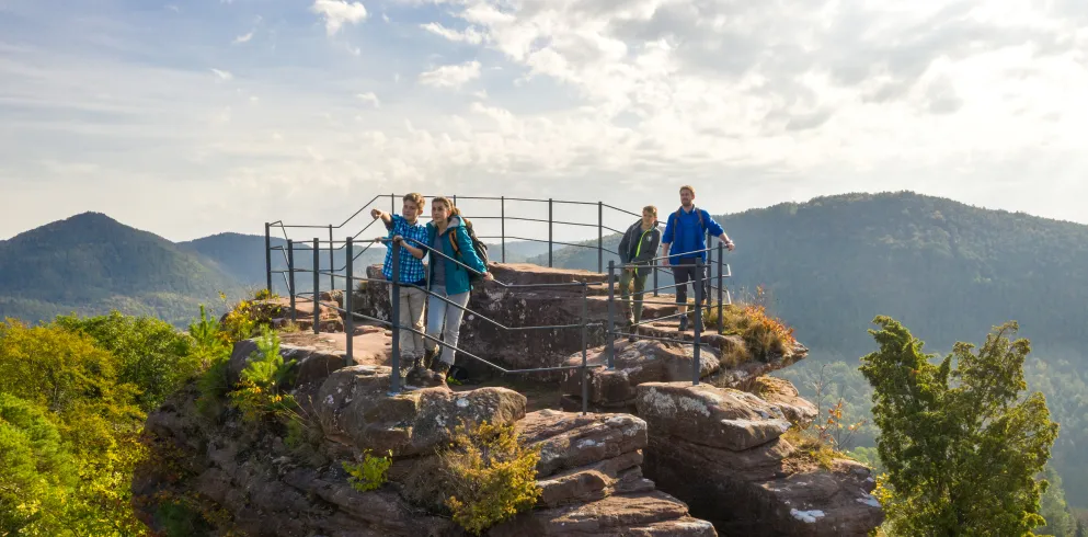 Eine Familie steht auf einem umzäunten Turm auf der Burg Altdahn 