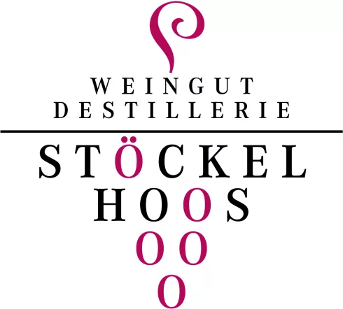 Schriftzug Weingut-Destillerie Stöckel-Hoos in Form einer Weintraube