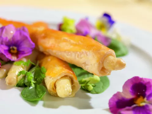 Spargelstrudel mit Wildkräutern und bunten Blüten