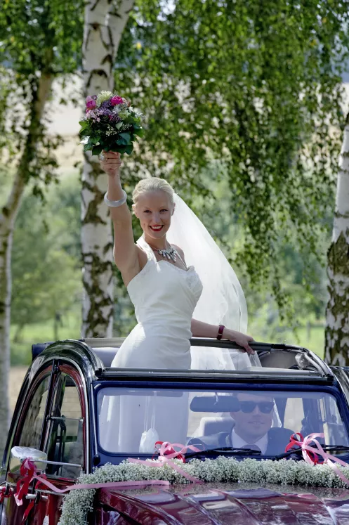 Eine Braut im Auto